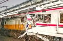 Kondisi rangkaian KRL Commuter Line dan lokomotif KA Argo Bromo Anggrek yang mengalami kerusakan parah usai tabrakan di Stasiun Bekasi Timur, Kota Bekasi, Senin (27/4/2026) malam. Bagian gerbong belakang KRL tampak ringsek akibat benturan keras. (Ist).