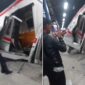 Kondisi gerbong KRL Commuter Line yang ringsek parah usai ditabrak KA Argo Bromo Anggrek di Stasiun Bekasi Timur, Senin (27/4/2026) malam. Sejumlah penumpang dan warga tampak berada di sekitar lokasi dengan kerusakan berat terlihat pada bagian pintu dan bodi gerbong. (Foto kolase).