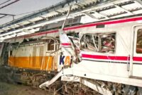 Kondisi rangkaian KRL Commuter Line dan lokomotif KA Argo Bromo Anggrek yang mengalami kerusakan parah usai tabrakan di Stasiun Bekasi Timur, Kota Bekasi, Senin (27/4/2026) malam. Bagian gerbong belakang KRL tampak ringsek akibat benturan keras. (Ist).