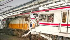 Kondisi rangkaian KRL Commuter Line dan lokomotif KA Argo Bromo Anggrek yang mengalami kerusakan parah usai tabrakan di Stasiun Bekasi Timur, Kota Bekasi, Senin (27/4/2026) malam. Bagian gerbong belakang KRL tampak ringsek akibat benturan keras. (Ist).