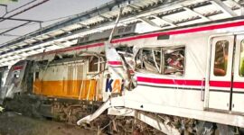 Kondisi rangkaian KRL Commuter Line dan lokomotif KA Argo Bromo Anggrek yang mengalami kerusakan parah usai tabrakan di Stasiun Bekasi Timur, Kota Bekasi, Senin (27/4/2026) malam. Bagian gerbong belakang KRL tampak ringsek akibat benturan keras. (Ist).