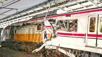 Kondisi rangkaian KRL Commuter Line dan lokomotif KA Argo Bromo Anggrek yang mengalami kerusakan parah usai tabrakan di Stasiun Bekasi Timur, Kota Bekasi, Senin (27/4/2026) malam. Bagian gerbong belakang KRL tampak ringsek akibat benturan keras. (Ist).