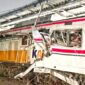 Kondisi rangkaian KRL Commuter Line dan lokomotif KA Argo Bromo Anggrek yang mengalami kerusakan parah usai tabrakan di Stasiun Bekasi Timur, Kota Bekasi, Senin (27/4/2026) malam. Bagian gerbong belakang KRL tampak ringsek akibat benturan keras. (Ist).