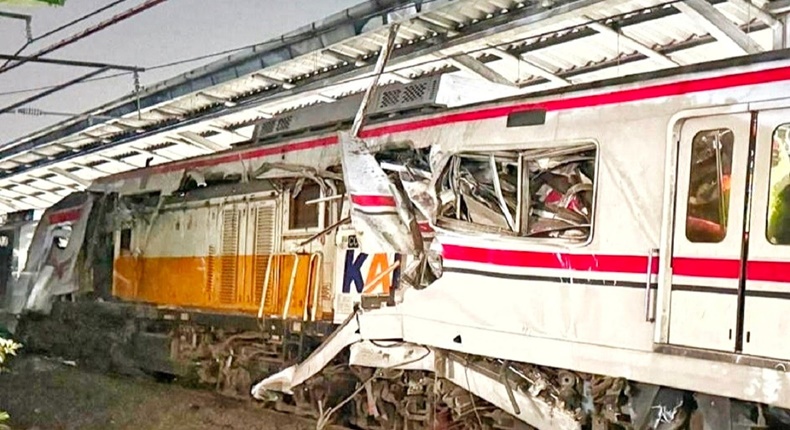 Kondisi rangkaian KRL Commuter Line dan lokomotif KA Argo Bromo Anggrek yang mengalami kerusakan parah usai tabrakan di Stasiun Bekasi Timur, Kota Bekasi, Senin (27/4/2026) malam. Bagian gerbong belakang KRL tampak ringsek akibat benturan keras. (Ist).