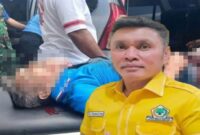 Ketua DPD II Partai Golkar Maluku Tenggara, Agrapinus Rumatora alias Nus Kei, saat dievakuasi usai penikaman, serta potret dirinya dalam atribut Partai Golkar. (Foto Kolase)