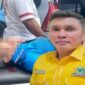 Ketua DPD II Partai Golkar Maluku Tenggara, Agrapinus Rumatora alias Nus Kei, saat dievakuasi usai penikaman, serta potret dirinya dalam atribut Partai Golkar. (Foto Kolase)