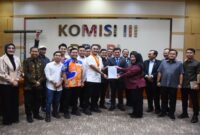 Penyerahan dokumen permohonan RDPU oleh PERMAHI kepada Komisi III DPR RI sebagai bentuk pengawalan kasus ART di Bengkulu yang disoroti karena dugaan kejanggalan dalam proses pembuktian.