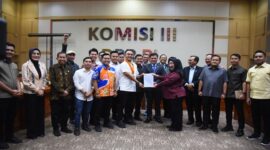 Penyerahan dokumen permohonan RDPU oleh PERMAHI kepada Komisi III DPR RI sebagai bentuk pengawalan kasus ART di Bengkulu yang disoroti karena dugaan kejanggalan dalam proses pembuktian.