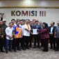 Penyerahan dokumen permohonan RDPU oleh PERMAHI kepada Komisi III DPR RI sebagai bentuk pengawalan kasus ART di Bengkulu yang disoroti karena dugaan kejanggalan dalam proses pembuktian.