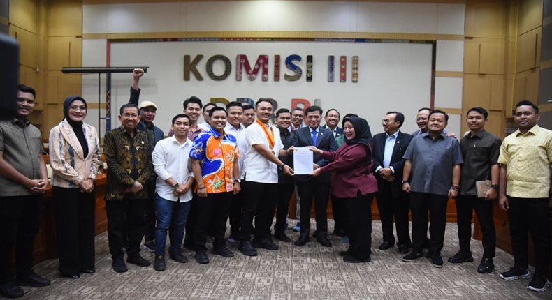Penyerahan dokumen permohonan RDPU oleh PERMAHI kepada Komisi III DPR RI sebagai bentuk pengawalan kasus ART di Bengkulu yang disoroti karena dugaan kejanggalan dalam proses pembuktian.