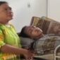 Keluarga korban mendampingi Rian di rumah sakit usai petugas Puskesmas Rarowatu tidak hadir saat darurat (Ist)