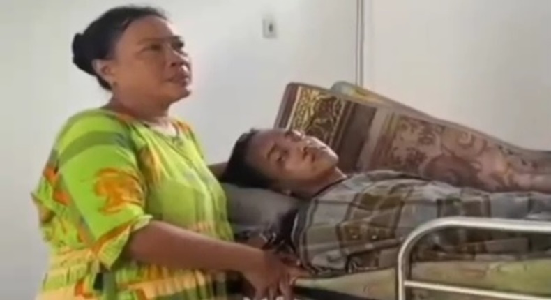 Keluarga korban mendampingi Rian di rumah sakit usai petugas Puskesmas Rarowatu tidak hadir saat darurat (Ist)