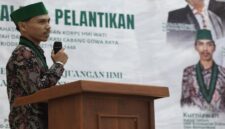 Ketua Umum HMI KOMDAK Gowa terpilih, Kurniawan, saat menyampaikan sambutan dalam pelantikan pengurus periode 2026–2027 di Aula PPG Kampus III UIN Alauddin Makassar.