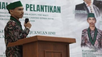 Ketua Umum HMI KOMDAK Gowa terpilih, Kurniawan, saat menyampaikan sambutan dalam pelantikan pengurus periode 2026–2027 di Aula PPG Kampus III UIN Alauddin Makassar.