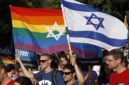 Sejumlah peserta membawa bendera pelangi dan bendera Israel dalam sebuah aksi atau perayaan komunitas LGBTQ+, mencerminkan dukungan terhadap keberagaman sekaligus identitas nasional. (Ist)
