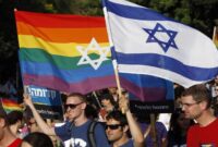 Sejumlah peserta membawa bendera pelangi dan bendera Israel dalam sebuah aksi atau perayaan komunitas LGBTQ+, mencerminkan dukungan terhadap keberagaman sekaligus identitas nasional. (Ist)
