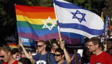 Sejumlah peserta membawa bendera pelangi dan bendera Israel dalam sebuah aksi atau perayaan komunitas LGBTQ+, mencerminkan dukungan terhadap keberagaman sekaligus identitas nasional. (Ist)