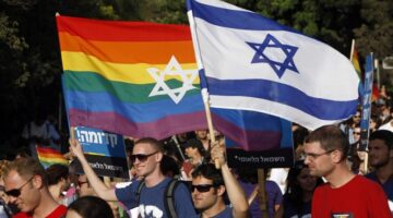 Sejumlah peserta membawa bendera pelangi dan bendera Israel dalam sebuah aksi atau perayaan komunitas LGBTQ+, mencerminkan dukungan terhadap keberagaman sekaligus identitas nasional. (Ist)