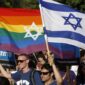 Sejumlah peserta membawa bendera pelangi dan bendera Israel dalam sebuah aksi atau perayaan komunitas LGBTQ+, mencerminkan dukungan terhadap keberagaman sekaligus identitas nasional. (Ist)