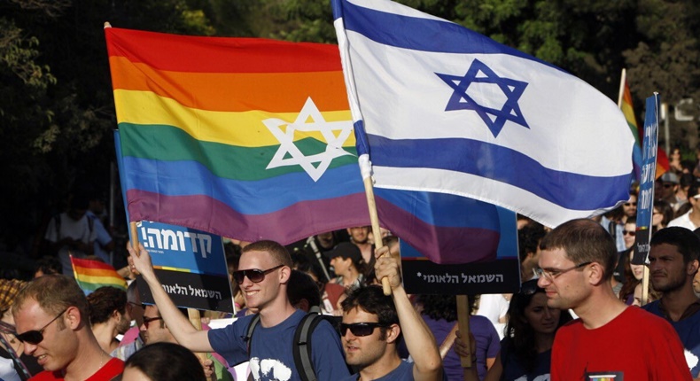 Sejumlah peserta membawa bendera pelangi dan bendera Israel dalam sebuah aksi atau perayaan komunitas LGBTQ+, mencerminkan dukungan terhadap keberagaman sekaligus identitas nasional. (Ist)