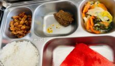 Menu MBG di Nabire mendadak lebih lengkap dengan rendang saat kunjungan Gibran Rakabuming Raka.