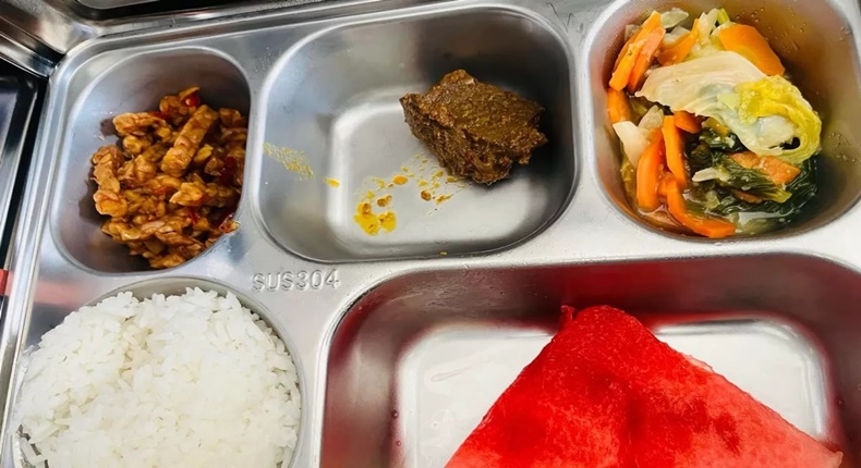 Menu MBG di Nabire mendadak lebih lengkap dengan rendang saat kunjungan Gibran Rakabuming Raka.