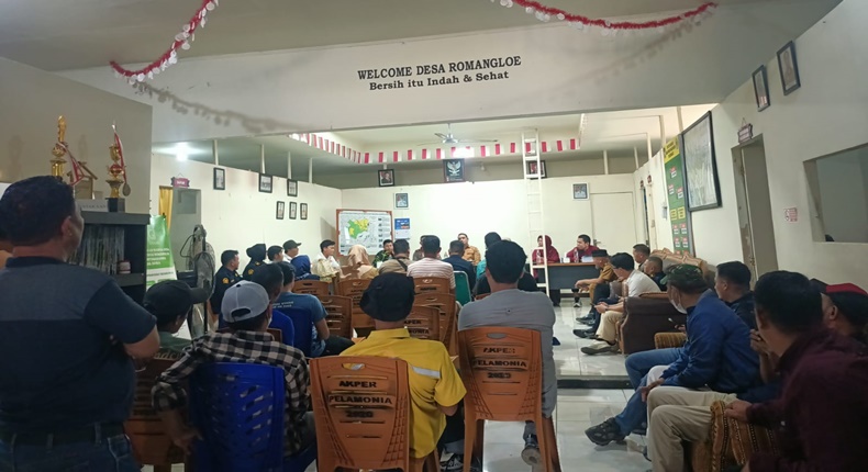 Suasana mediasi antara warga, pihak perusahaan, dan pemerintah setempat terkait polemik dugaan pencemaran lingkungan aktivitas pabrik PT TSM, yang berlangsung di Aula Kantor Desa Romangloe, Kecamatan Bontomarannu, Kabupaten Gowa, Senin (20/4/2026).