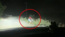 Tangkapan layar video yang memperlihatkan pelaku saat melakukan penikaman terhadap korban di pinggir jalan di Wajo.