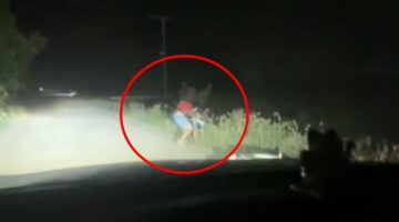 Tangkapan layar video yang memperlihatkan pelaku saat melakukan penikaman terhadap korban di pinggir jalan di Wajo.