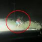 Tangkapan layar video yang memperlihatkan pelaku saat melakukan penikaman terhadap korban di pinggir jalan di Wajo.