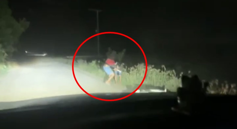 Tangkapan layar video yang memperlihatkan pelaku saat melakukan penikaman terhadap korban di pinggir jalan di Wajo.