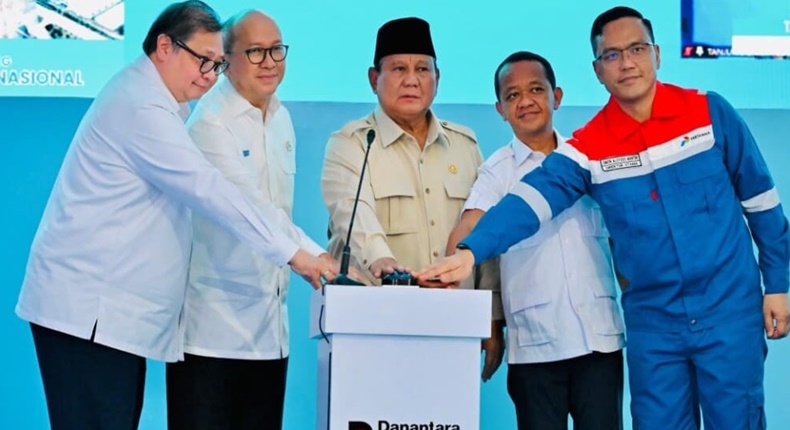 Presiden Prabowo Subianto bersama sejumlah pejabat dan pimpinan BUMN saat peluncuran Proyek Hilirisasi Nasional Tahap II di Cilacap, Jawa Tengah, Rabu (29/4/2026). Foto: BPMI Setpres/Laily Rachev
