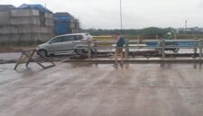 Aktivitas di lokasi jembatan yang diduga menjadi bagian dari proyek Riverside Road Project (RRP) di kawasan Antang, Makassar, saat hujan. Terlihat kondisi konstruksi dan material di sekitar lokasi yang disorot terkait dugaan pembangunan tanpa izin lingkungan.