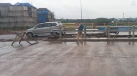 Aktivitas di lokasi jembatan yang diduga menjadi bagian dari proyek Riverside Road Project (RRP) di kawasan Antang, Makassar, saat hujan. Terlihat kondisi konstruksi dan material di sekitar lokasi yang disorot terkait dugaan pembangunan tanpa izin lingkungan.