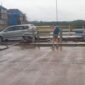 Aktivitas di lokasi jembatan yang diduga menjadi bagian dari proyek Riverside Road Project (RRP) di kawasan Antang, Makassar, saat hujan. Terlihat kondisi konstruksi dan material di sekitar lokasi yang disorot terkait dugaan pembangunan tanpa izin lingkungan.