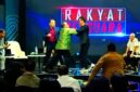Tangkapan layar video Rakyat Bersuara, Jahmada Girsang terlihat mendorong Refly Harun saat siaran langsung berlangsung.