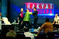 Tangkapan layar video Rakyat Bersuara, Jahmada Girsang terlihat mendorong Refly Harun saat siaran langsung berlangsung.