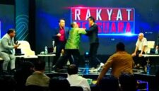 Tangkapan layar video Rakyat Bersuara, Jahmada Girsang terlihat mendorong Refly Harun saat siaran langsung berlangsung.