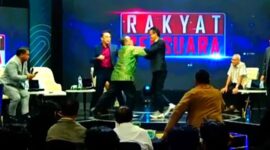 Tangkapan layar video Rakyat Bersuara, Jahmada Girsang terlihat mendorong Refly Harun saat siaran langsung berlangsung.