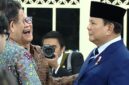 Momen Presiden Prabowo Subianto berbincang dan bersalaman dengan Rocky Gerung di sela pelantikan pejabat negara di Istana Negara (Tangkapan Layar YouTube Sekretariat Presiden).