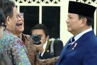 Momen Presiden Prabowo Subianto berbincang dan bersalaman dengan Rocky Gerung di sela pelantikan pejabat negara di Istana Negara (Tangkapan Layar YouTube Sekretariat Presiden).