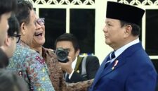Momen Presiden Prabowo Subianto berbincang dan bersalaman dengan Rocky Gerung di sela pelantikan pejabat negara di Istana Negara (Tangkapan Layar YouTube Sekretariat Presiden).