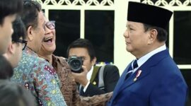 Momen Presiden Prabowo Subianto berbincang dan bersalaman dengan Rocky Gerung di sela pelantikan pejabat negara di Istana Negara (Tangkapan Layar YouTube Sekretariat Presiden).