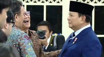 Momen Presiden Prabowo Subianto berbincang dan bersalaman dengan Rocky Gerung di sela pelantikan pejabat negara di Istana Negara (Tangkapan Layar YouTube Sekretariat Presiden).