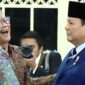 Momen Presiden Prabowo Subianto berbincang dan bersalaman dengan Rocky Gerung di sela pelantikan pejabat negara di Istana Negara (Tangkapan Layar YouTube Sekretariat Presiden).