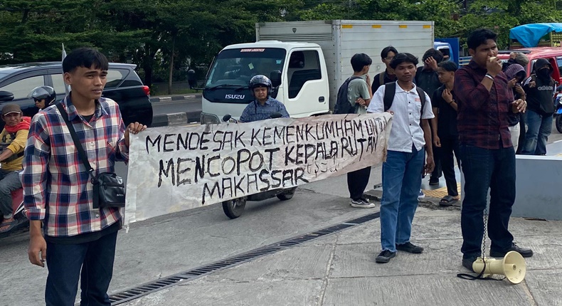 Aksi unjuk rasa Jilid III Aliansi Mahasiswa Rakyat Peduli Hukum Sulawesi Selatan di Kanwil Kemenkumham Sulsel menyoroti dugaan malpraktik di Rutan Makassar, Senin (6/4/2026).
