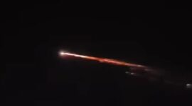 Tangkapan layar video menunjukkan objek bercahaya yang melintas di langit Lampung, Sabtu (4/4/2026) malam. Objek ini sempat disebut-sebut mirip meteor oleh warga.