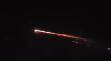 Tangkapan layar video menunjukkan objek bercahaya yang melintas di langit Lampung, Sabtu (4/4/2026) malam. Objek ini sempat disebut-sebut mirip meteor oleh warga.