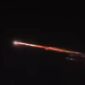 Tangkapan layar video menunjukkan objek bercahaya yang melintas di langit Lampung, Sabtu (4/4/2026) malam. Objek ini sempat disebut-sebut mirip meteor oleh warga.