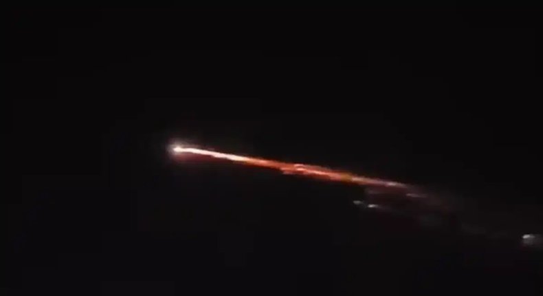 Tangkapan layar video menunjukkan objek bercahaya yang melintas di langit Lampung, Sabtu (4/4/2026) malam. Objek ini sempat disebut-sebut mirip meteor oleh warga.
